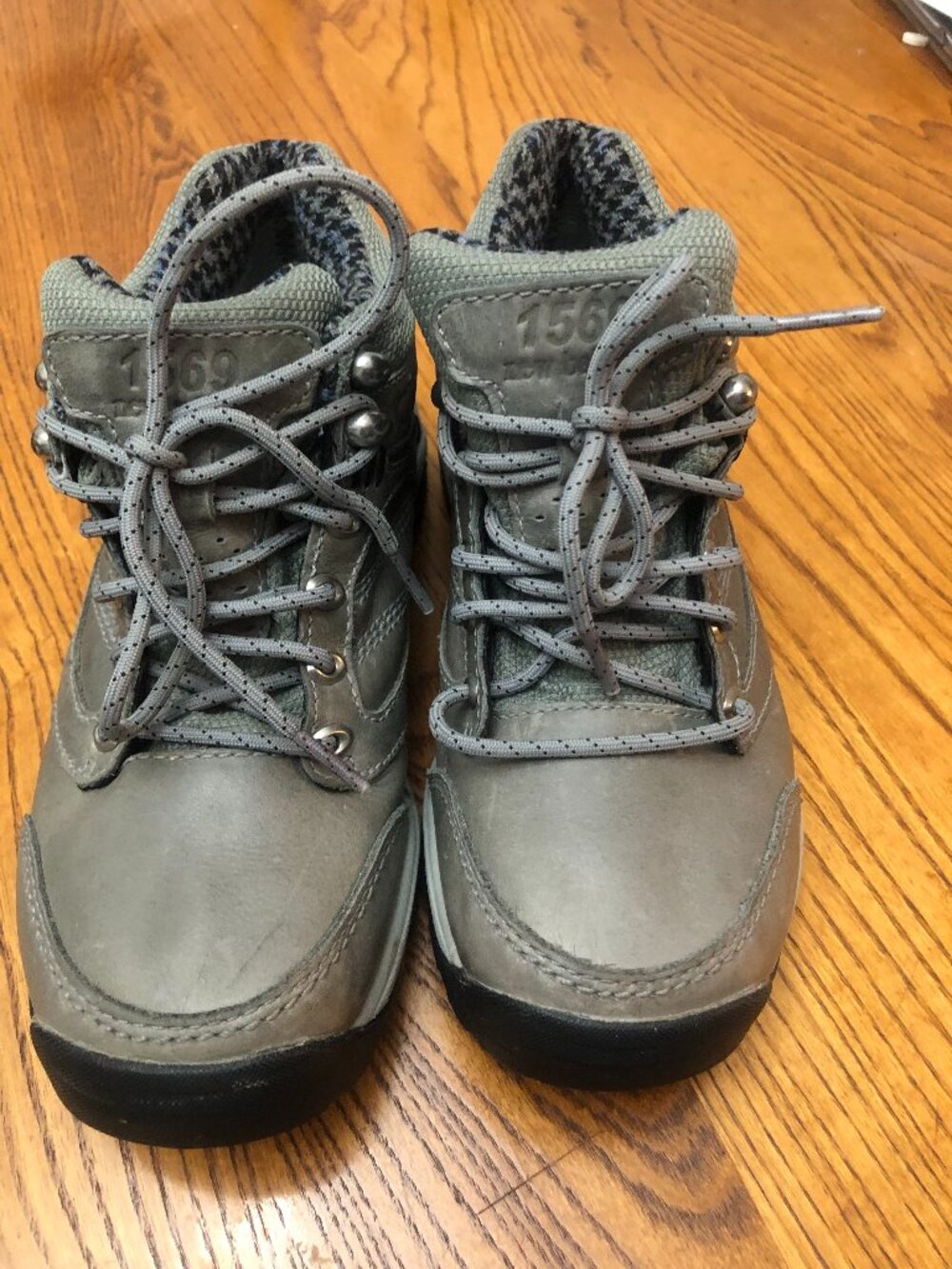 1569 New Balance Boots -  Women 6D Wide - Gray Green - Excellent